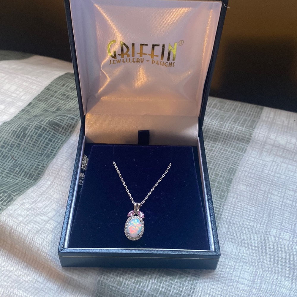 beautiful pendant necklace, brand new, perfect condition.